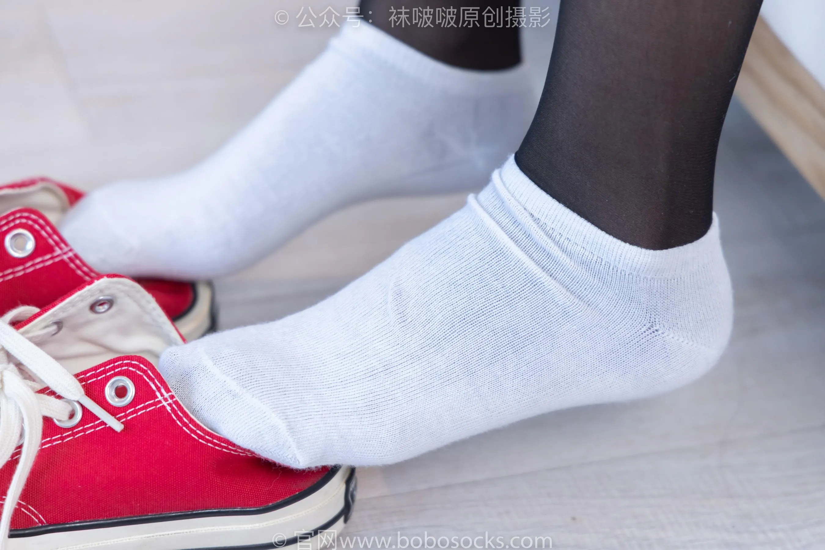 [BoBoSocks袜啵啵]NO.208 小沫-红色匡威板鞋、短筒白棉袜、黑丝[24] [45P]插图4